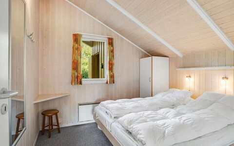 Guja - 250M from the Sea: Hout, Plafond, Slaapkamer, Interieur Ontwerp, Huis, Architectuur, Bed, Deur, Kamer, Bedding