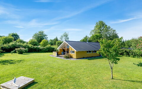 Guja - 250M from the Sea: Verblijf, Tuin, Gazon, Landgoed, Boerderij, Schaduw, Landscaping, Garden Gebouwen, Werf, Eco Hotel