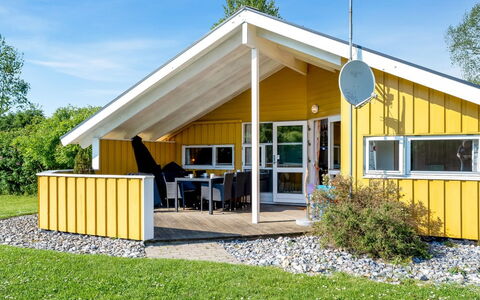 Guja - 250M from the Sea: Hout, Dak, Architectuur, Huis, Huis, Verblijf, Siding, Hardwood, Helling, Landgoed