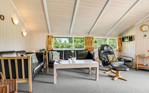 Guja - 250M from the Sea: Hout, Dak, Architectuur, Huis, Huis, Verblijf, Siding, Hardwood, Helling, Landgoed