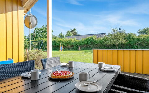 Guja - 250M from the Sea: Hout, Dak, Architectuur, Huis, Huis, Verblijf, Siding, Hardwood, Helling, Landgoed