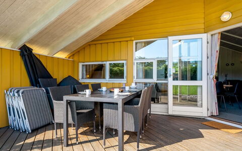Guja - 250M from the Sea: Hout, Dak, Architectuur, Huis, Huis, Verblijf, Siding, Hardwood, Helling, Landgoed
