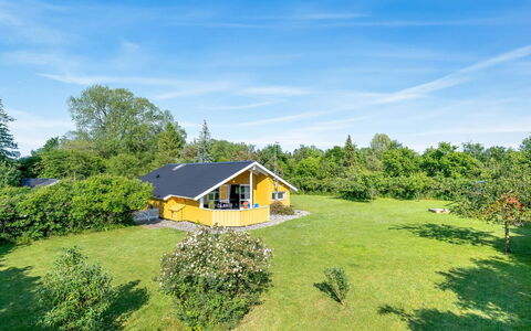 Guja - 250M from the Sea: Hout, Dak, Architectuur, Huis, Huis, Verblijf, Siding, Hardwood, Helling, Landgoed