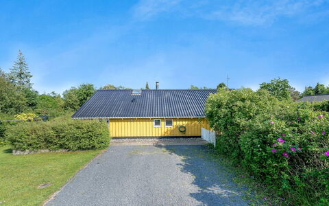 Guja - 250M from the Sea: Hout, Dak, Architectuur, Huis, Huis, Verblijf, Siding, Hardwood, Helling, Landgoed