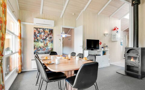 Guja - 250M from the Sea: Dak, Verblijf, Huis, Schaduw, Siding, Boerderij, Veranda, Outdoor Structuur, Garden Gebouwen
