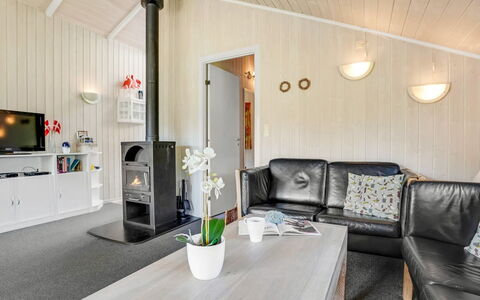 Guja - 250M from the Sea: Dak, Verblijf, Huis, Schaduw, Siding, Boerderij, Veranda, Outdoor Structuur, Garden Gebouwen