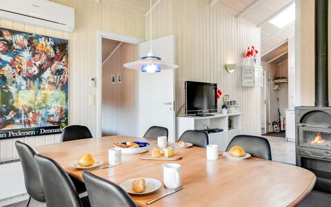 Guja - 250M from the Sea: Dak, Verblijf, Huis, Schaduw, Siding, Boerderij, Veranda, Outdoor Structuur, Garden Gebouwen