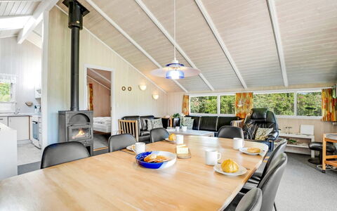 Guja - 250M from the Sea: Dak, Verblijf, Huis, Schaduw, Siding, Boerderij, Veranda, Outdoor Structuur, Garden Gebouwen