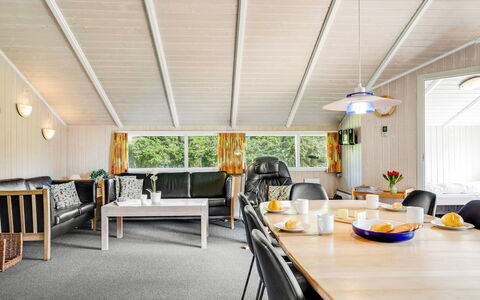 Guja - 250M from the Sea: Dak, Verblijf, Huis, Schaduw, Siding, Boerderij, Veranda, Outdoor Structuur, Garden Gebouwen