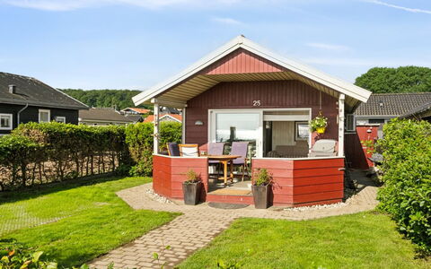 Anselmi - 25M from the Sea: Hout, Dak, Huis, Huis, Architectuur, Siding, Land Lot, Verblijf, Schuur, Garden Gebouwen