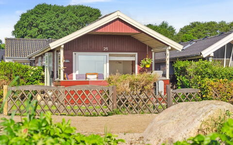 Anselmi - 25M from the Sea: Hout, Dak, Huis, Huis, Architectuur, Siding, Land Lot, Verblijf, Schuur, Garden Gebouwen