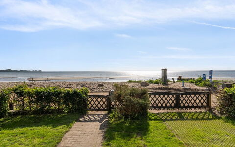 Anselmi - 25M from the Sea: Hout, Dak, Huis, Huis, Architectuur, Siding, Land Lot, Verblijf, Schuur, Garden Gebouwen