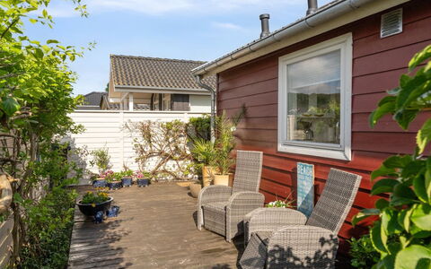 Anselmi - 25M from the Sea: Hout, Dak, Huis, Huis, Architectuur, Siding, Land Lot, Verblijf, Schuur, Garden Gebouwen