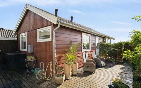 Anselmi - 25M from the Sea: Hout, Dak, Huis, Huis, Architectuur, Siding, Land Lot, Verblijf, Schuur, Garden Gebouwen