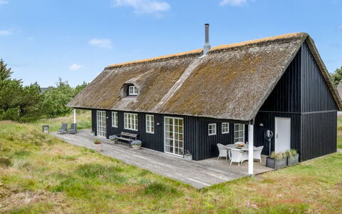 Helmi - 1.5Km from the Sea: Dak, Huis, Huis, Verblijf, Deur, Siding, Dek, Veranda, Plank, Hardwood