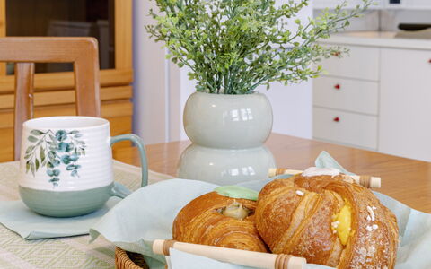 Suite Oltremare: Voedsel, Fabriek, Meubilair, Tafel, Tableware, Dishware, Cabinetry, Lade