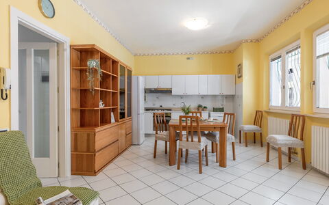 Suite Oltremare: Meubilair, Tafel, Cabinetry, Stoel, Gebouw, Boekenkast, Venster, Hout, Plank, Interieur Ontwerp
