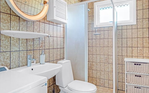 Fiallar - 3.2Km from the Sea: Wc Bril, Loodgieterswerkinrichting, Badkamer, Flooring, Toilet, Verdieping, Interieur Ontwerp, Wastafel, Wastafel In De Badkamer, Loodgieter