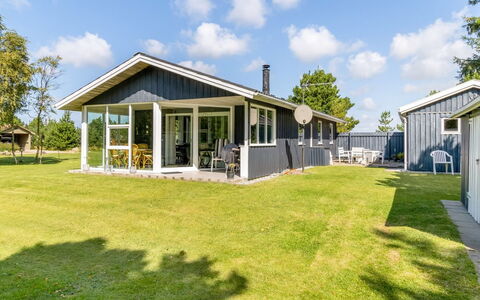 Fiallar - 3.2Km from the Sea: Huis, Huis, Dak, Verblijf, Landgoed, Gazon, Veranda, Siding, Schaduw, Werf