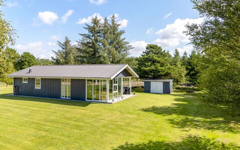 Fiallar - 3.2Km from the Sea: Dak, Verblijf, Landgoed, Gazon, Boerderij, Garden Gebouwen, Tuin, Werf, Schuur, Landscaping