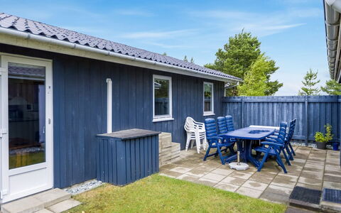 Fiallar - 3.2Km from the Sea: Verblijf, Siding, Plank, Werf, Schaduw, Backyard, Tuin, Hardwood, Gazon, Landscaping