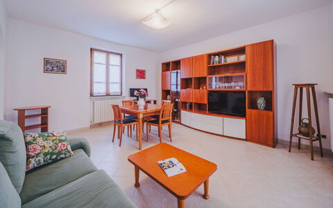 Villa Giuliana: Tafel, Meubilair, Eigendom, Gebouw, Hout, Oranje, Boekenkast, Interieur Ontwerp, Verdieping, Flooring