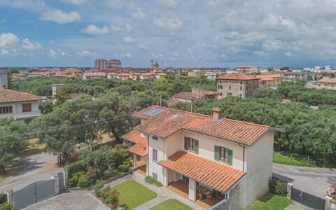 Villa Giuliana: Wolk, Lucht, Fabriek, Gebouw, Eigendom, Venster, Boom, Huis, Land Lot, Stedelijk Ontwerp