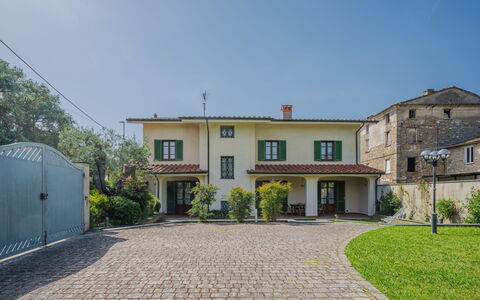 Villa Giuliana: Lucht, Fabriek, Eigendom, Venster, Gebouw, Land Lot, Deur, Weg Oppervlak, Woongebied, Boom