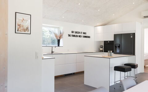 Nico - 600M from the Sea: Flooring, Interieur Ontwerp, Keuken, Verdieping, Meubilair, Hout, Countertop, Plafond, Cabinetry, Lichte Inrichting
