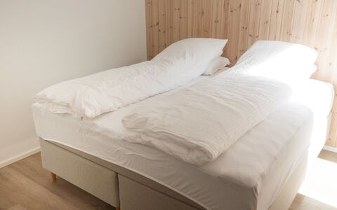 Nico - 600M from the Sea: Slaapkamer, Hout, Bed, Laken, Flooring, Bedding, Meubilair, Verdieping, Textiel, Linens