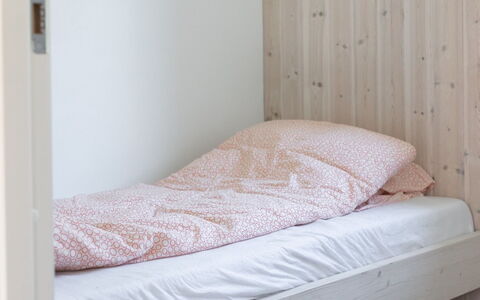 Nico - 600M from the Sea: Hout, Slaapkamer, Linens, Meubilair, Verdieping, Flooring, Bedding, Bed, Laken, Interieur Ontwerp