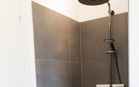 Nico - 600M from the Sea: Douchekop, Flooring, Loodgieterswerkinrichting, Douche, Interieur Ontwerp, Verdieping, Plafond, Lichte Inrichting, Badkamer, Douchestang