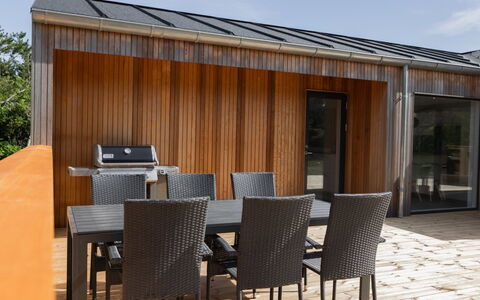 Nico - 600M from the Sea: Hout, Hardwood, Beits, Samengesteld Materiaal, Plank, Schaduw, Dek, Buitenmeubels, Patio, Outdoor Structuur