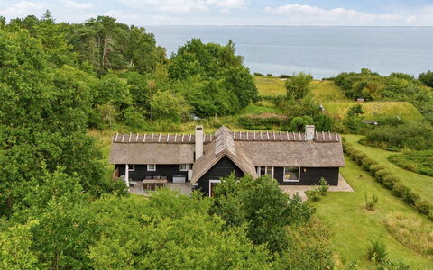 Emeli - 100M from the Sea: Hout, Dak, Architectuur, Huis, Huis, Verblijf, Siding, Hardwood, Helling, Landgoed