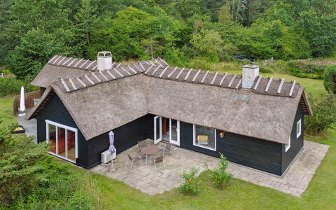 Emeli - 100M from the Sea: Hout, Dak, Architectuur, Huis, Huis, Verblijf, Siding, Hardwood, Helling, Landgoed