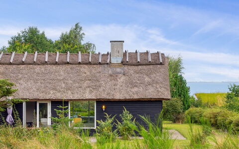 Emeli - 100M from the Sea: Hout, Dak, Architectuur, Huis, Huis, Verblijf, Siding, Hardwood, Helling, Landgoed