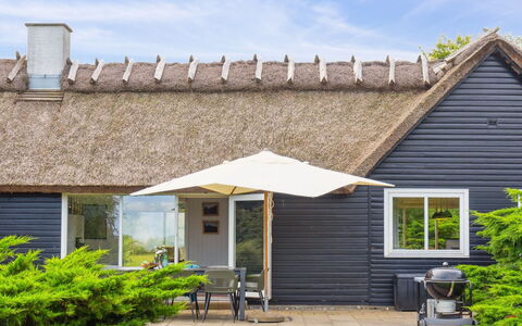 Emeli - 100M from the Sea: Hout, Dak, Architectuur, Huis, Huis, Verblijf, Siding, Hardwood, Helling, Landgoed