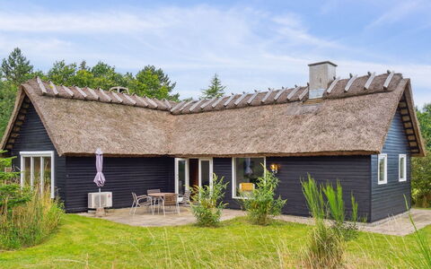 Emeli - 100M from the Sea: Hout, Dak, Architectuur, Huis, Huis, Verblijf, Siding, Hardwood, Helling, Landgoed