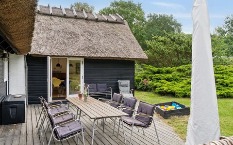 Emeli - 100M from the Sea: Hout, Dak, Architectuur, Huis, Huis, Verblijf, Siding, Hardwood, Helling, Landgoed