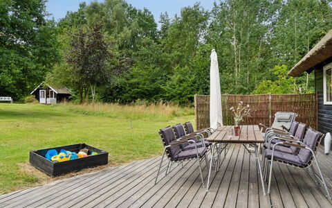 Emeli - 100M from the Sea: Hout, Dak, Architectuur, Huis, Huis, Verblijf, Siding, Hardwood, Helling, Landgoed