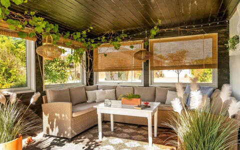Cillvur - 8Km from the Sea: Meubilair, Interieur Ontwerp, Flooring, Verdieping, Plafond, Kamer, Stoel, Tafel, Appartement, Keuken En Eettafel