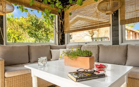 Cillvur - 8Km from the Sea: Meubilair, Interieur Ontwerp, Flooring, Verdieping, Plafond, Kamer, Stoel, Tafel, Appartement, Keuken En Eettafel