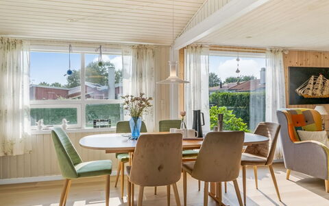 Dragan - 250M from the Sea: Meubilair, Interieur Ontwerp, Flooring, Verdieping, Plafond, Kamer, Stoel, Tafel, Appartement, Keuken En Eettafel
