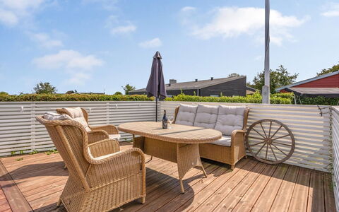 Dragan - 250M from the Sea: Meubilair, Interieur Ontwerp, Flooring, Verdieping, Plafond, Kamer, Stoel, Tafel, Appartement, Keuken En Eettafel