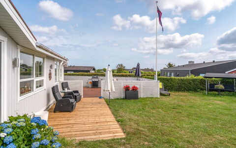 Dragan - 250M from the Sea: Meubilair, Interieur Ontwerp, Flooring, Verdieping, Plafond, Kamer, Stoel, Tafel, Appartement, Keuken En Eettafel