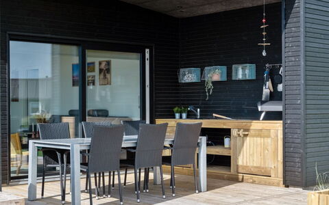 Lyder - 400M from the Sea: Meubilair, Interieur Ontwerp, Flooring, Verdieping, Plafond, Kamer, Stoel, Tafel, Appartement, Keuken En Eettafel