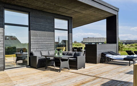 Lyder - 400M from the Sea: Meubilair, Interieur Ontwerp, Flooring, Verdieping, Plafond, Kamer, Stoel, Tafel, Appartement, Keuken En Eettafel