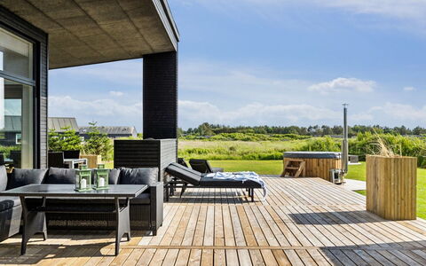 Lyder - 400M from the Sea: Meubilair, Interieur Ontwerp, Flooring, Verdieping, Plafond, Kamer, Stoel, Tafel, Appartement, Keuken En Eettafel