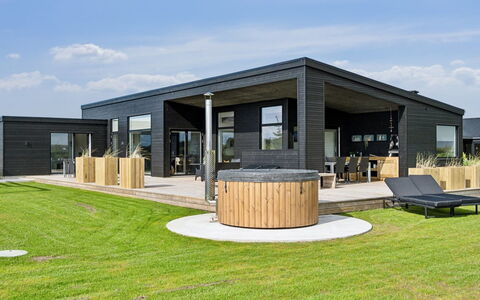 Lyder - 400M from the Sea: Meubilair, Interieur Ontwerp, Flooring, Verdieping, Plafond, Kamer, Stoel, Tafel, Appartement, Keuken En Eettafel