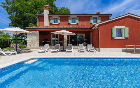 Villa Wruss: Water, Lucht, Eigendom, Gebouw, Blauw, Zwembad, Venster, Wolk, Azure, Huis